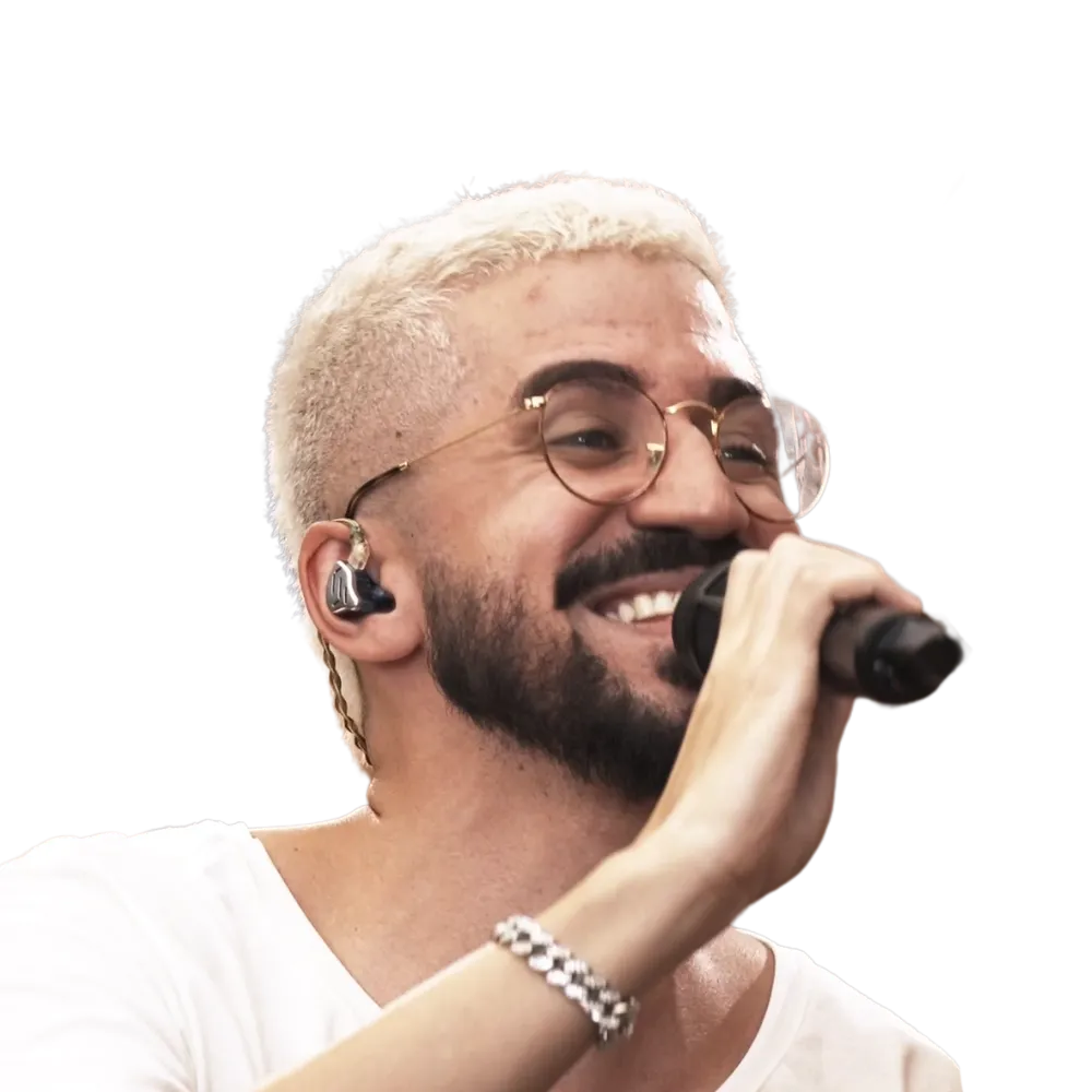 Foto quadrada do Leleco cantando, em close